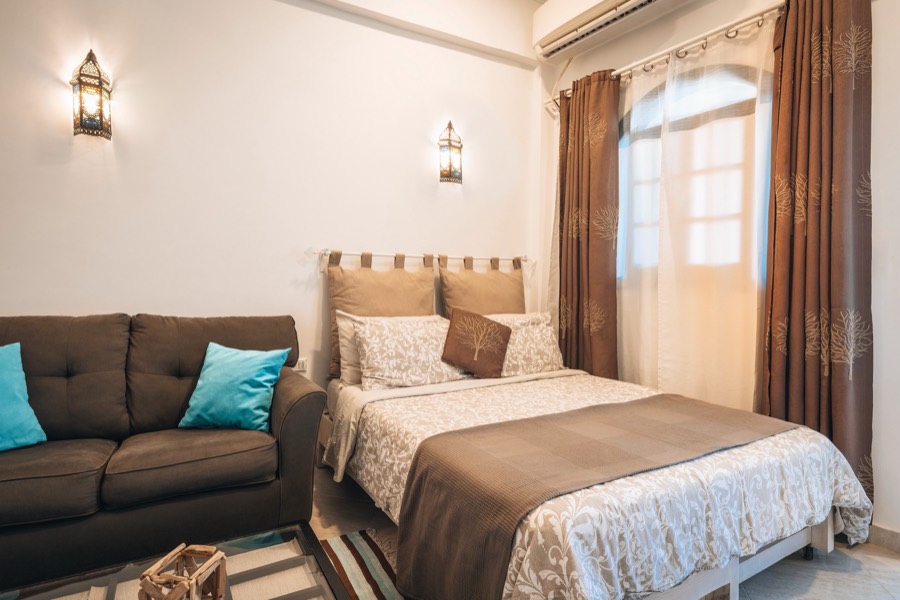Double bed with turquoise cushions
